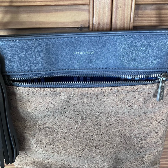 Pixi Mood Dove Grey Vegan Leather&Natural Cork Tassel Crossbody Bag 10”by 9.5” - Picture 6 of 16